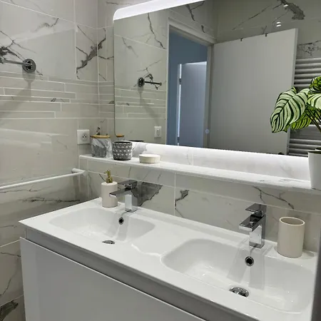 Ravissante Marina Idealement Situee Avec Jacuzzi *