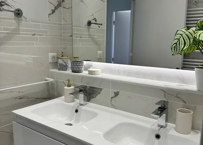 Ravissante Marina Idealement Situee Avec Jacuzzi *